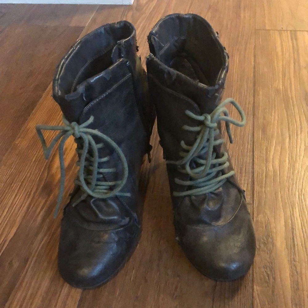 Grey ankle boot